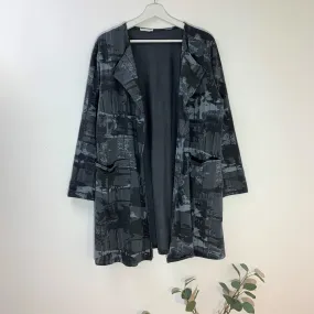 Casual jersey jacket with subtle random print and pockets